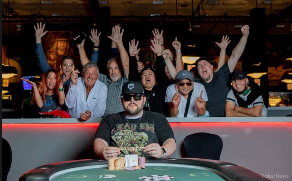 Победитель $1K Million Dollar Bounty на WSOP 2022 Куинси Борланд и его группа поддержки